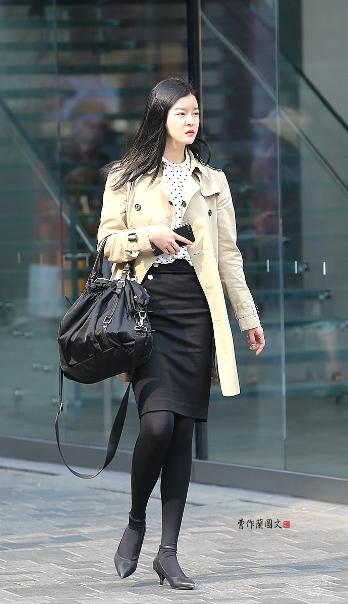 街拍:穿出气质夺人的风衣美女