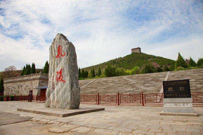 这对夫妻的陵墓,世界上最难挖掘,大刀机枪打不开,有什么样秘密?