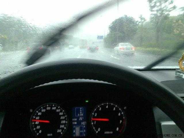 下雨时雨刮器总是刮不干净，老司机教你花5毛钱就搞定