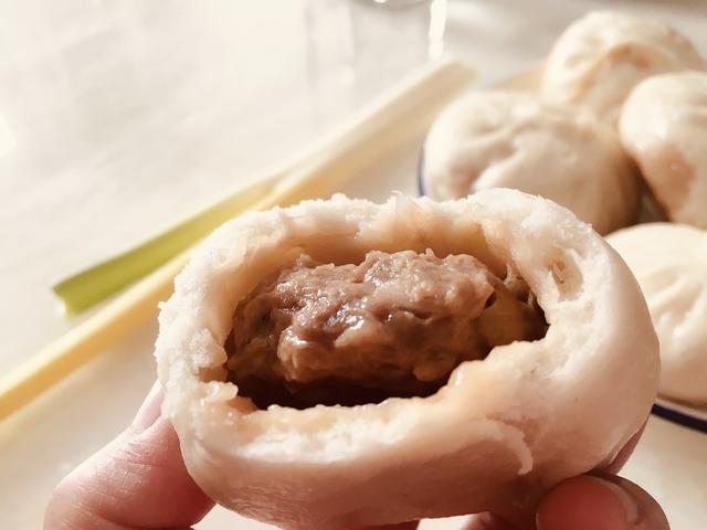 用素高汤与花椒水分别打馅做出来的牛肉大葱包子口感有何不同