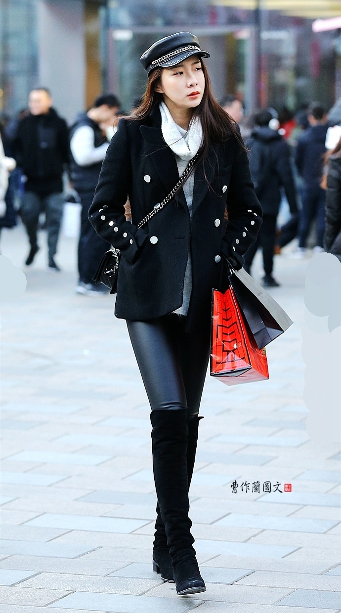 街拍穿皮裤搭配高筒靴的美女