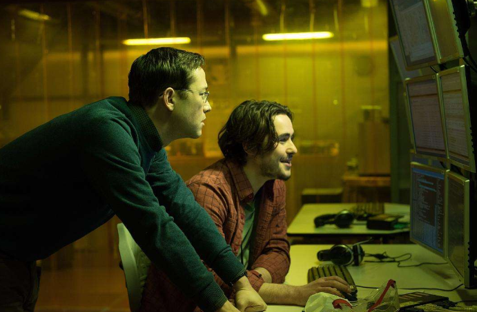 切齿的斯诺登,美国为何至今都没暗杀他|斯诺登|监听|避难_新浪新闻