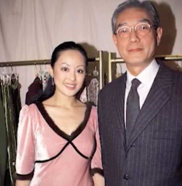 香港富商去世灵堂冷清,曾因前任劈腿五男施暴,今不见对方现身|陈曜旻