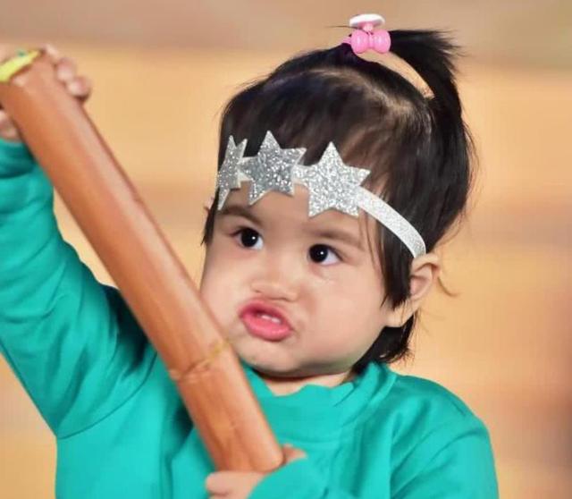 包贝尔女儿包饺子:小时候丑萌,长开了后,网友:是高级脸没错了