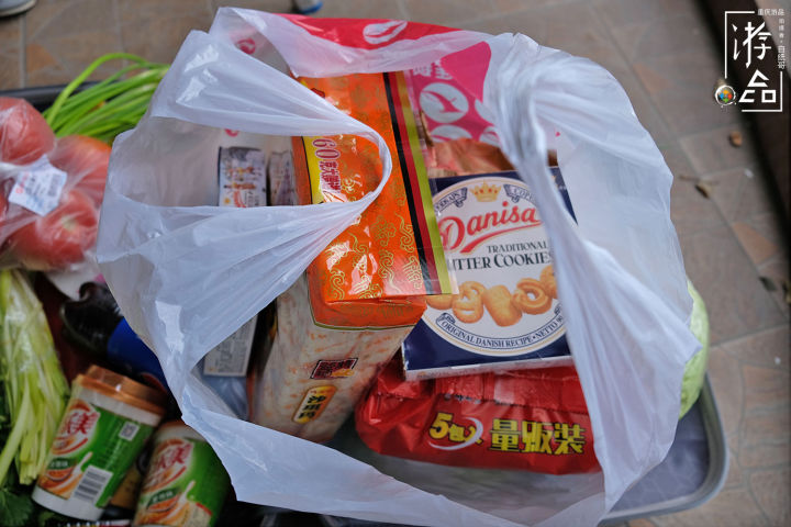 400块在超市能买多少东西?41件全是吃的,被迫用行李箱才拉回来