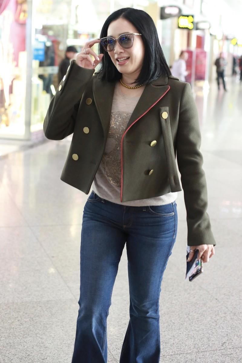 钟丽缇气质感真好,外搭配欧美式牛仔裤走机场,基础款穿出高级感