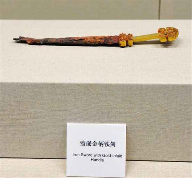 陕西古墓出土2000年前宝剑，剑柄用纯金打造，专家：剑身价值更高|剑柄|古墓|宝剑_新浪新闻