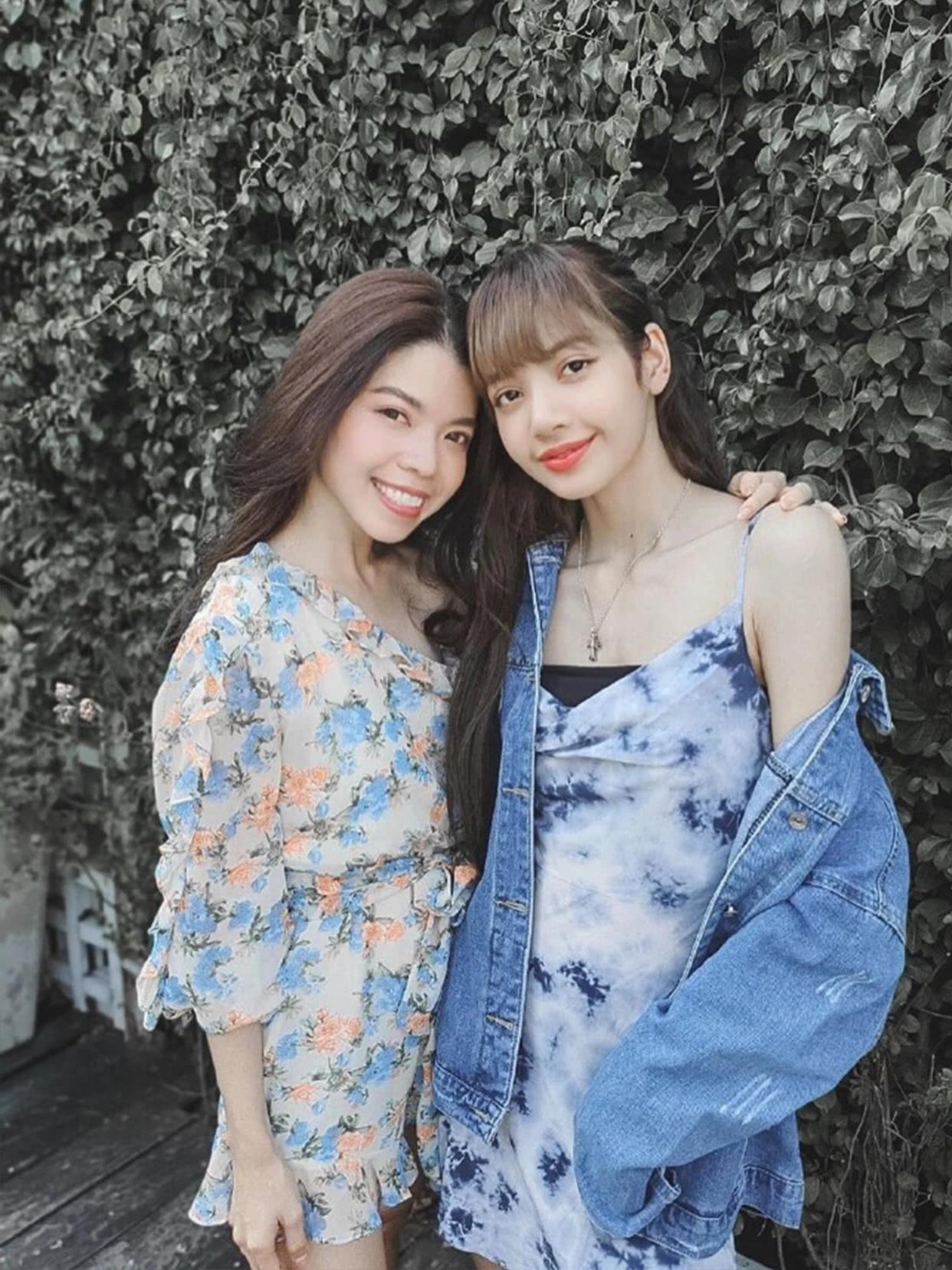 金智秀lisa仅差两岁同穿蓝色连衣裙却一个文艺一个俏皮