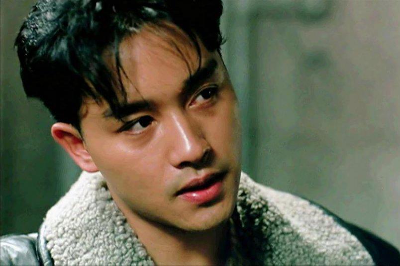 高,当时的年轻人都以他为偶像,他的《英雄本色》是年轻人最喜欢的电影