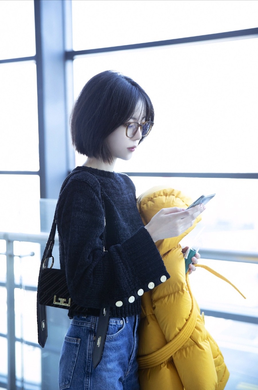 李溪芮终于不露腿了,穿毛衣配牛仔裤简单休闲,却美得让人心动