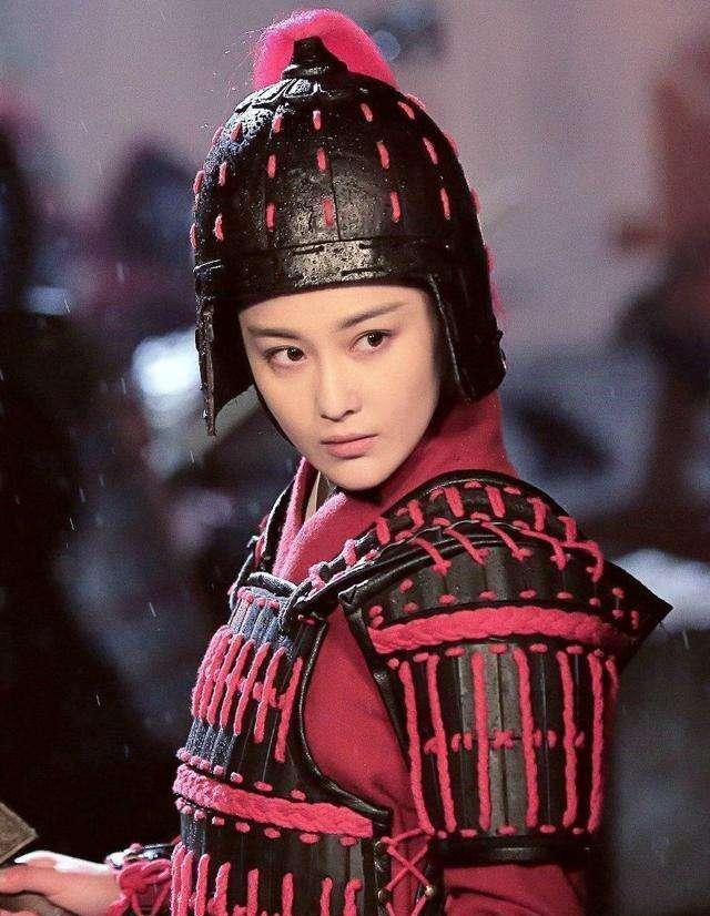 女明星古装穿盔甲赵丽颖比男人帅迪丽热巴的盔甲很特别