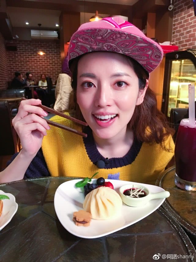 阿诺虽然是台湾著名的主持人,但是颜值超高的她也曾出演过《东门四少