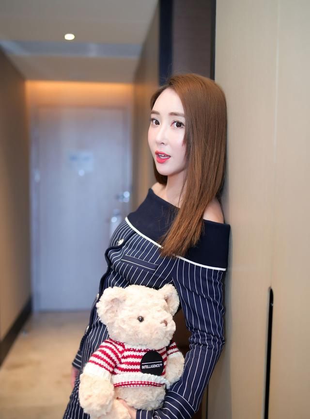 严宽妻子杜若溪脸越来越尖被质疑又整容写真照表情凶狠太吓人