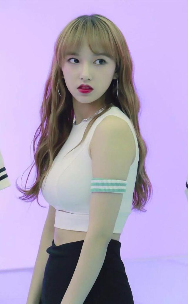 网友称作"童颜巨乳"的程潇,完美身材,网友:是我遥不可及的梦