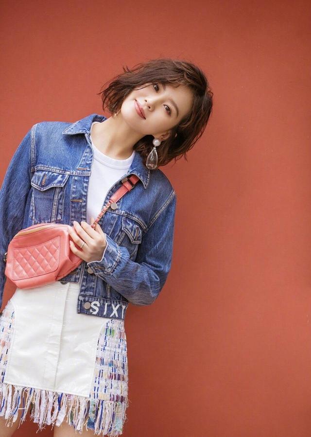 刘诗诗牛仔服造型甜美可爱,短发造型洋气又时髦,美到犯规