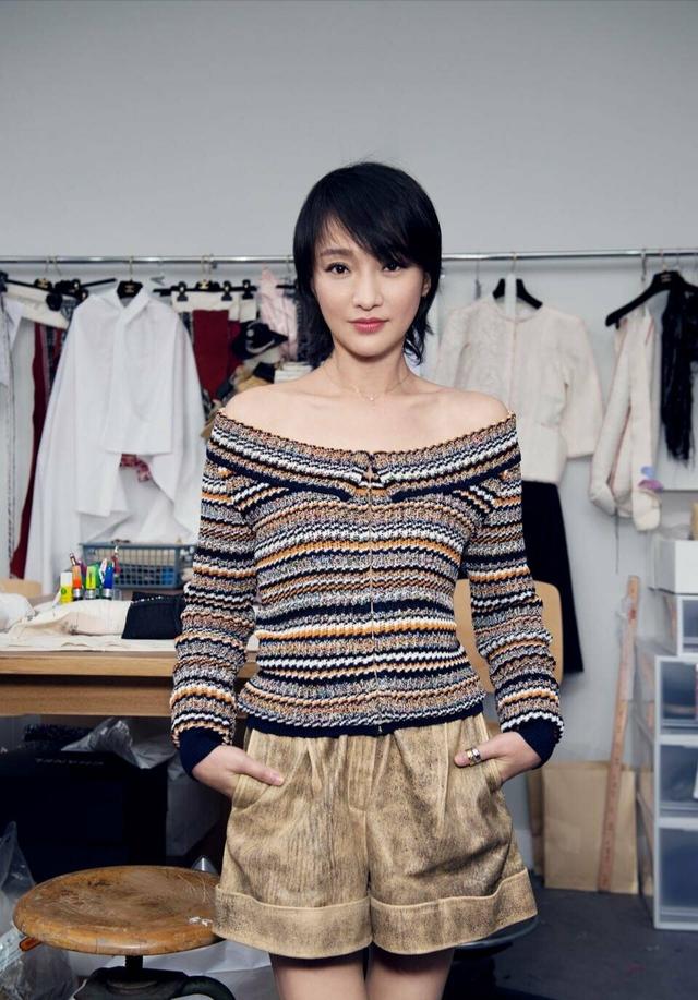 周迅剪短发堪比整容,一字领小上衣配短裤,减龄10岁有木有?