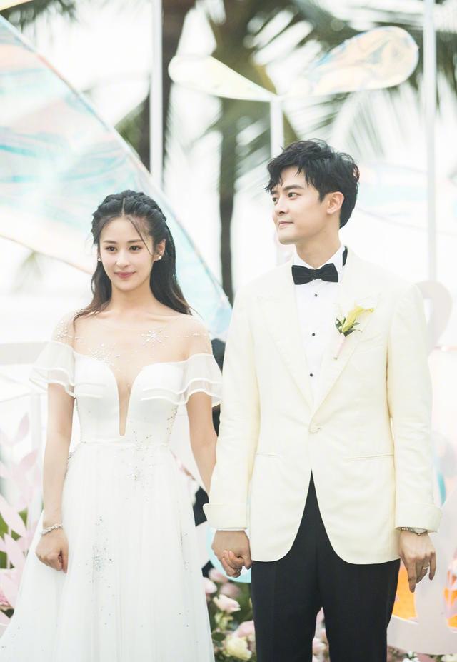 颖儿踩点晒全家福为老公庆生,付辛博胡子拉碴,女儿躺怀里好乖巧