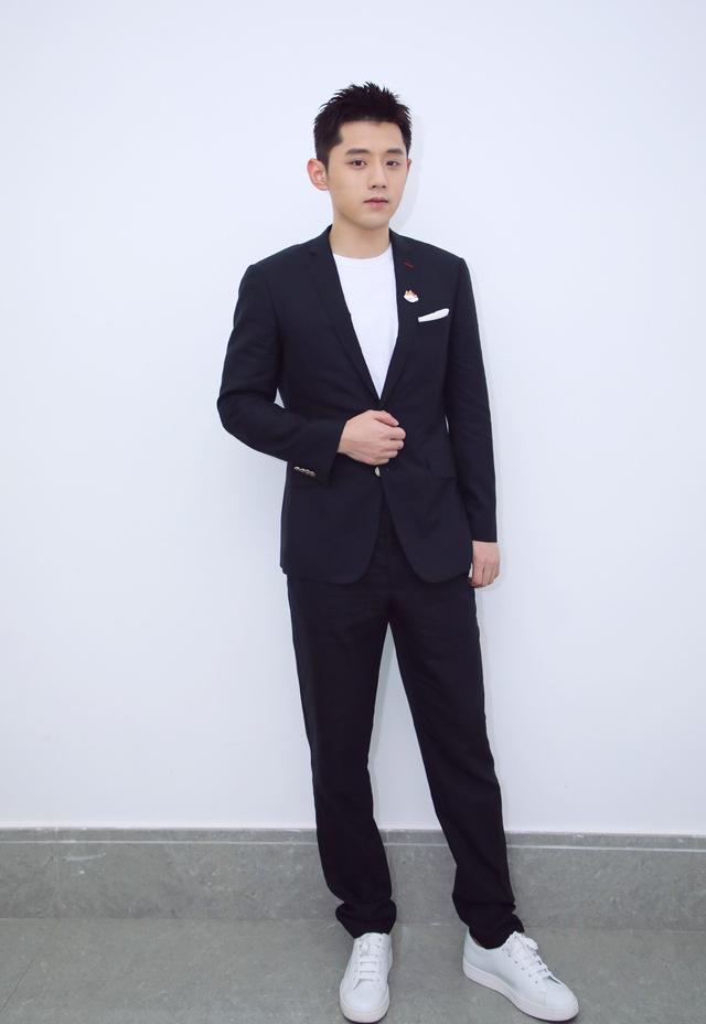 张继科现身元宵晚会,穿白色衬衫配丝绒西装,翘起二郎腿帅气十足