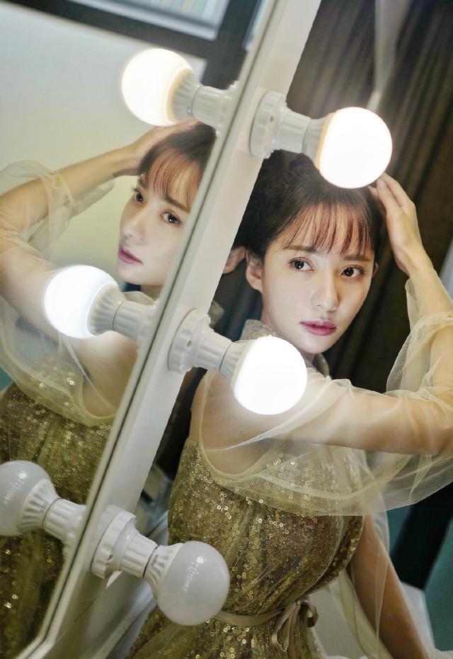 她是《爱情公寓》诺澜,今穿金色亮片衬衫裙,配丸子头甜美如少女