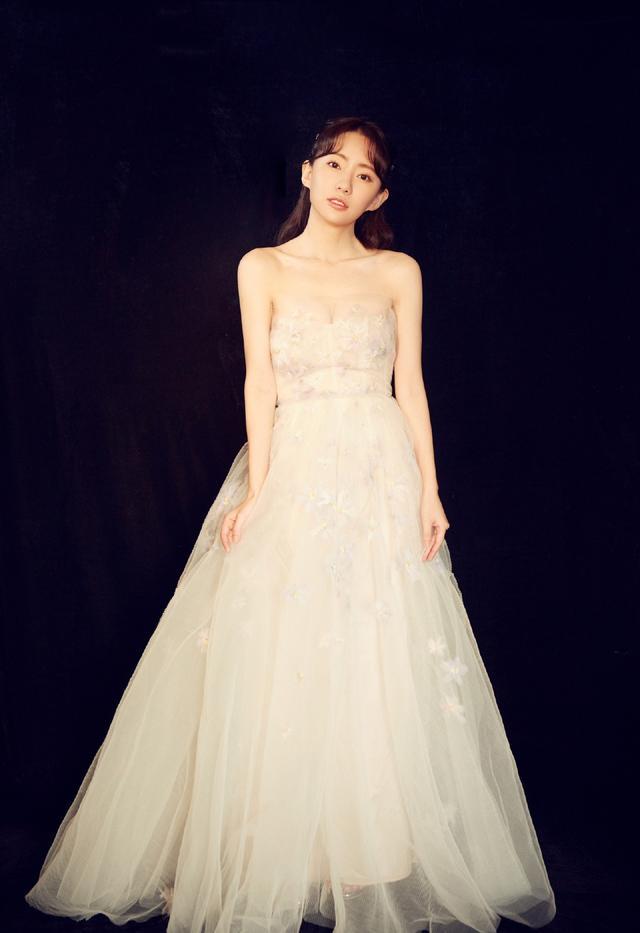 她是《爱情公寓》诺澜,今穿金色亮片衬衫裙,配丸子头甜美如少女