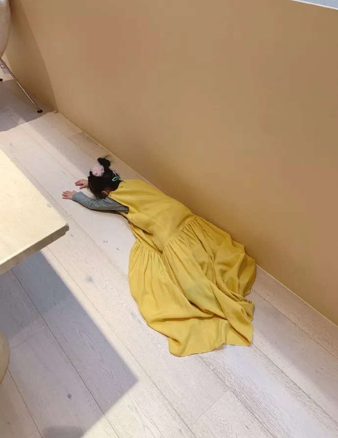 陈赫3岁女儿当网店模特试衣试到累趴下天生时尚感随张子萱