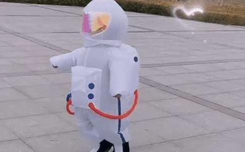 宝宝身着太空服化身街头靓仔引人注目硬核防护