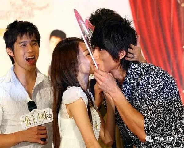 2007年9月,隐婚快两年的吴尊和张韶涵示范错位接吻.