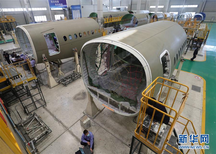 3月6日,在中航沈飞民用飞机有限责任公司空客a220项目车间,工人在生产