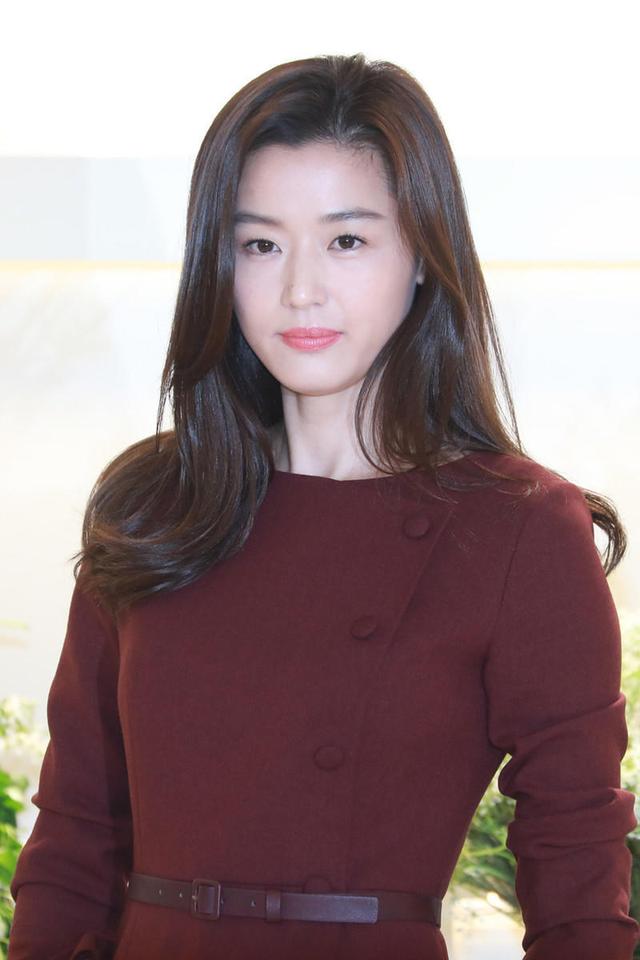 全智贤不愧是"冻龄辣妈",穿修身连衣裙配长卷发,身材不输超模