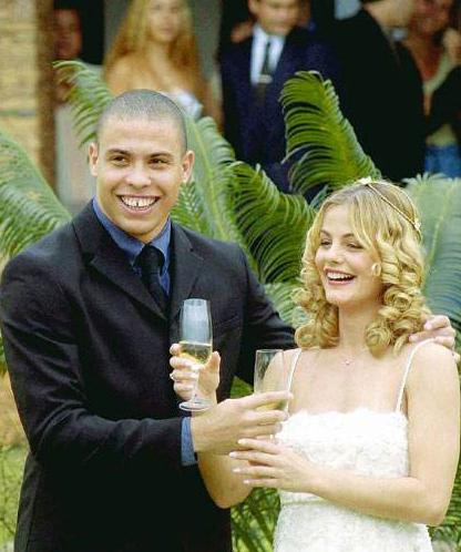 罗纳尔多前妻,被称为"芭比娃娃",离婚后嫁普通足球运动员