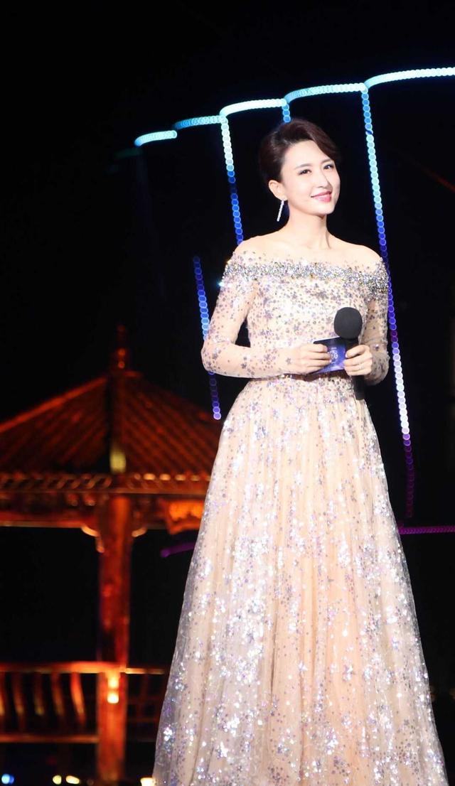 张蕾越来越敢穿半透视薄纱连衣裙好性感花苞裙摆秀出玉女腿