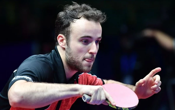 是来自国乒的老将奥运冠军许昕,而对手则是来自法国的名将西蒙高茨