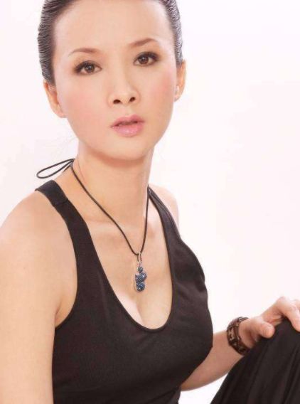 她父母都是聋哑人,30岁因《大宅门》走红,和大9岁老公生活幸福