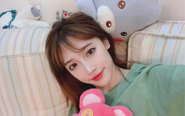 虎牙"吴彦祖"连麦uzi御用辅助豚豚!两人撒娇互抛飞吻看呆网友