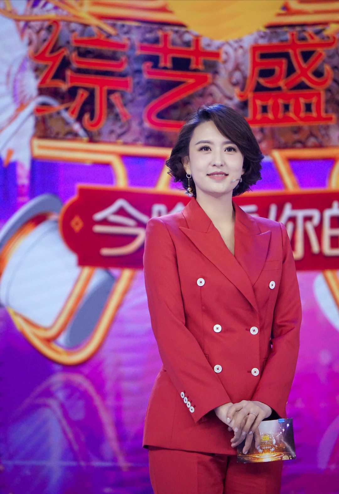 一袭蓝色斜肩连衣裙优雅端庄,高贵气质惊艳