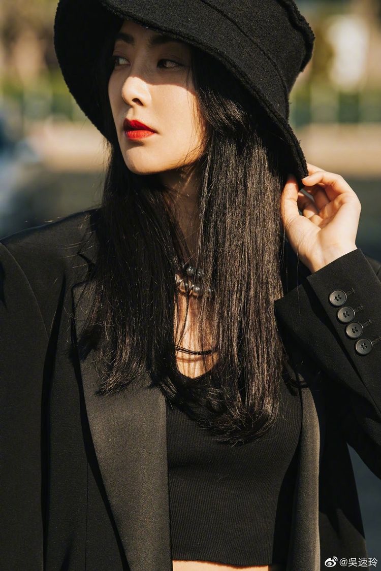 曹格妻子吴速玲自曝体重57kg 黑西装露蛮腰性感满分