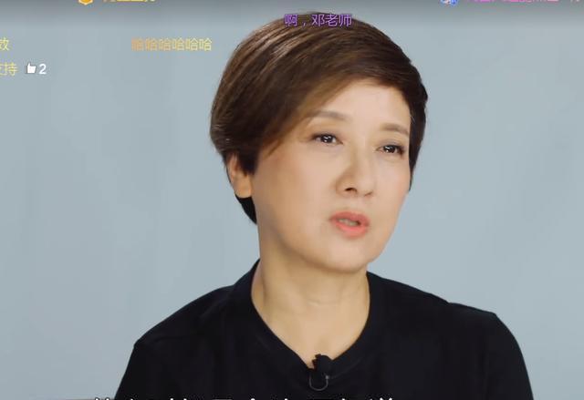 62岁邓婕近照曝光,工作画面出现在镜头,网友:这真的是62岁?