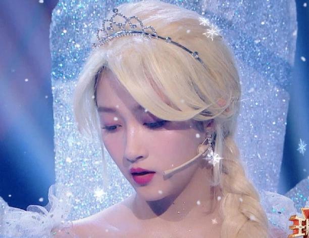 为了扮好艾莎公主关晓彤全腿打高光看清效果像是抹了油