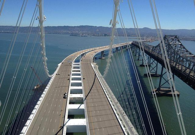 新闻看点#在美国奥克兰前往旧金山的一座跨海大桥上,全球建造难度最