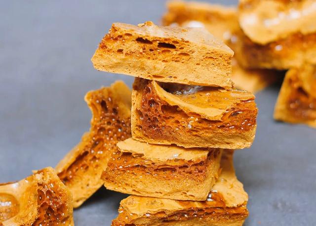 怀旧小零食—蜂窝糖,吃一口嘎嘣脆跟小时候的味道一模一样