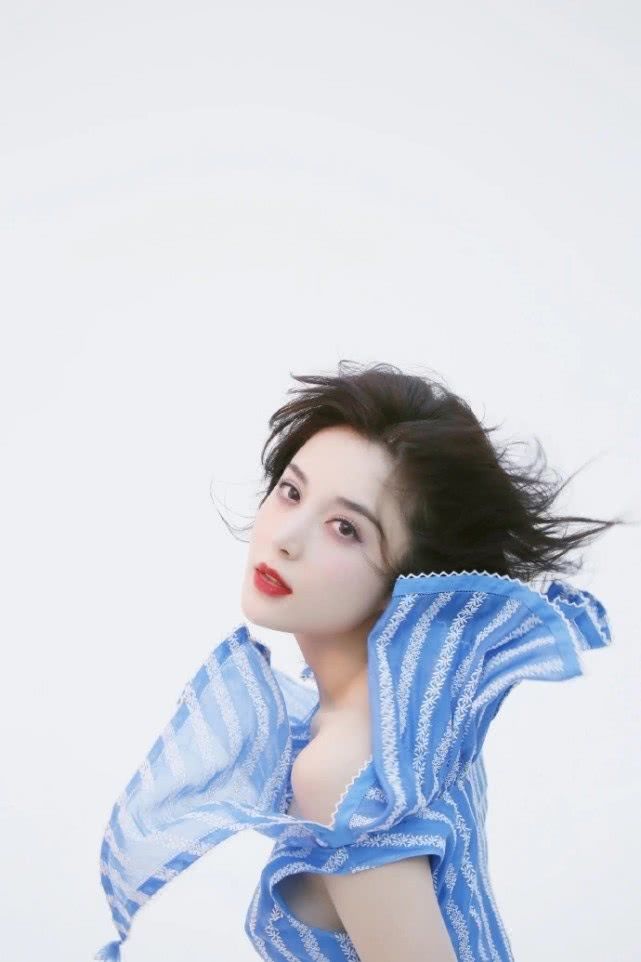 她的名字比迪丽热巴的更加长,全名叫古力那扎尔·拜合提亚尔.