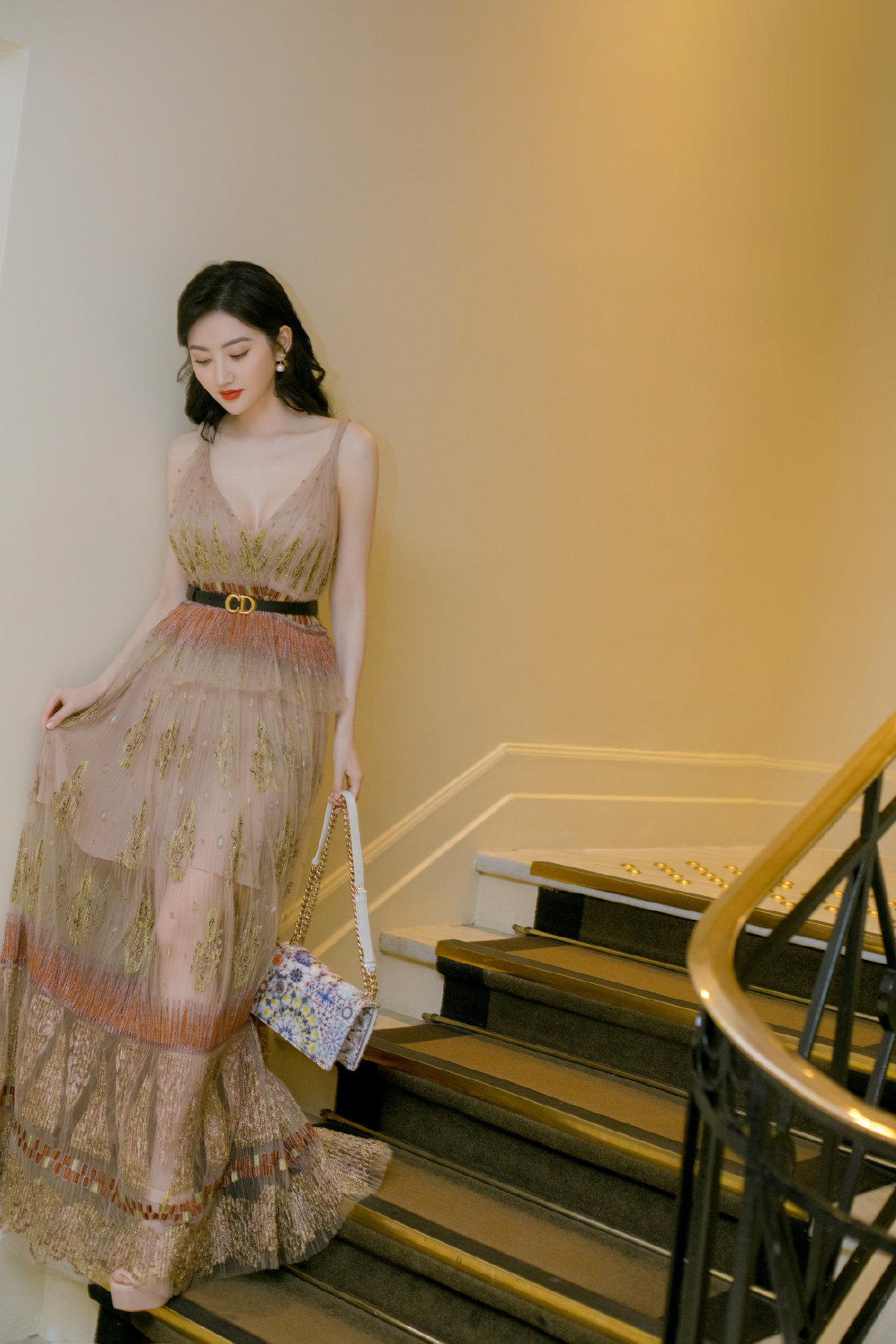 景甜身材真丰满一袭金色薄纱连衣裙小秀事业线性感高贵又精致