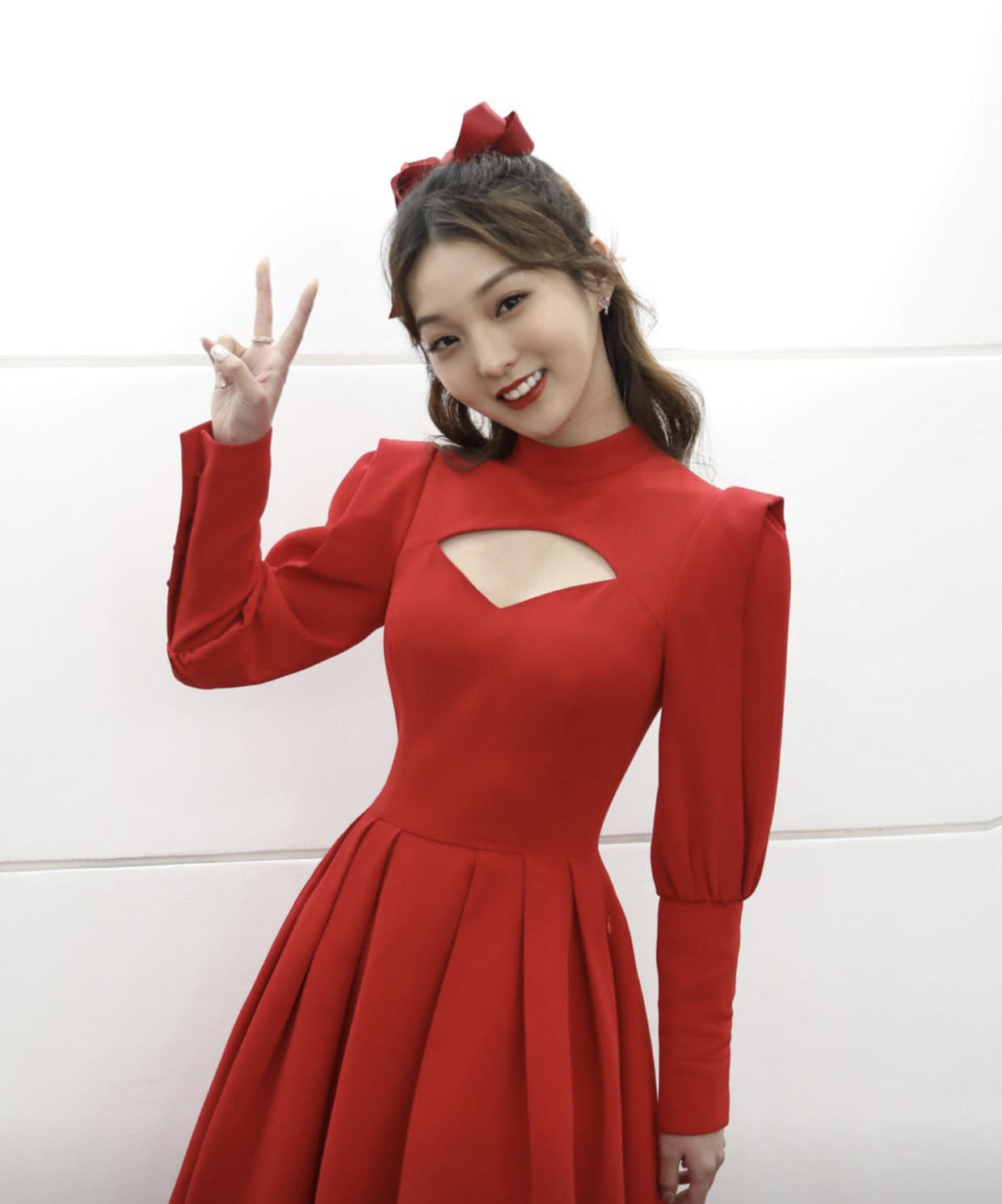 强东玥真是元气少女白色露脐装配短款外套秀蛮腰活力十足