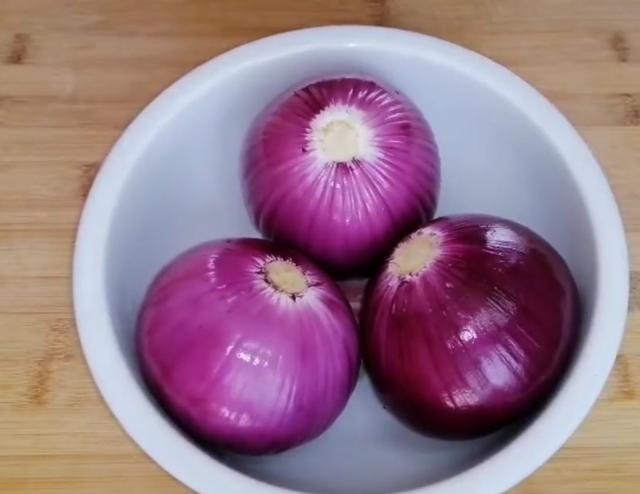 春天要多吃洋葱,教你1个新吃法,不用炒不凉拌,一上桌就被抢光