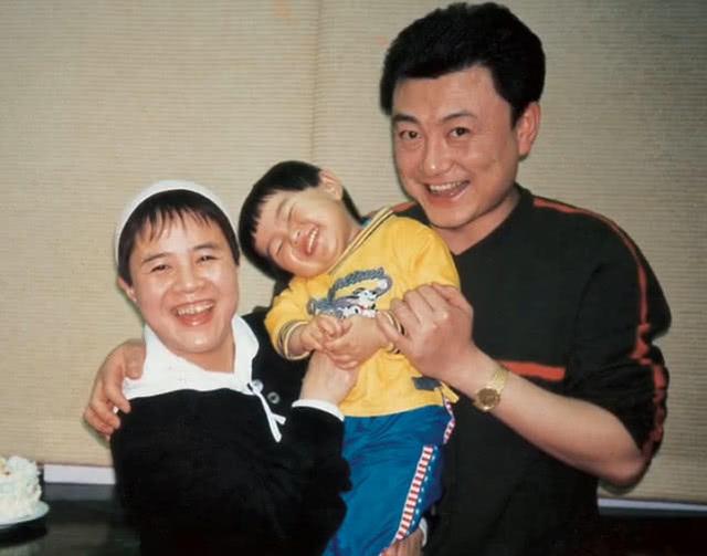 王宁金龟子女儿遗传父母基因,13岁早恋,与男友身高相差35厘米