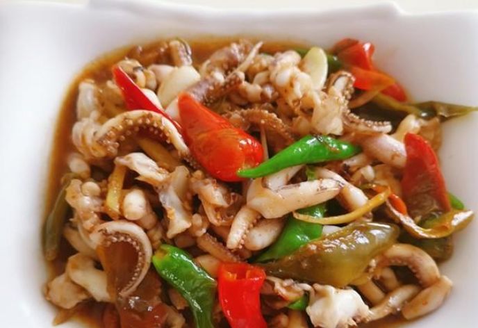 食材鱿鱼须,青辣椒,大蒜头,姜,红辣椒,油,盐,鸡精,蚝油做法1,鱿鱼须改