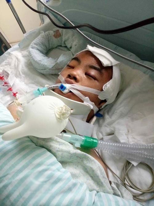 当时,高楼上一名8岁的小男孩,在自己家窗边玩耍时不慎跌出窗外,母亲