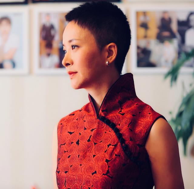 泼辣"李香秀"谢兰,一袭开叉旗袍温婉端庄,配上寸头短发好大气