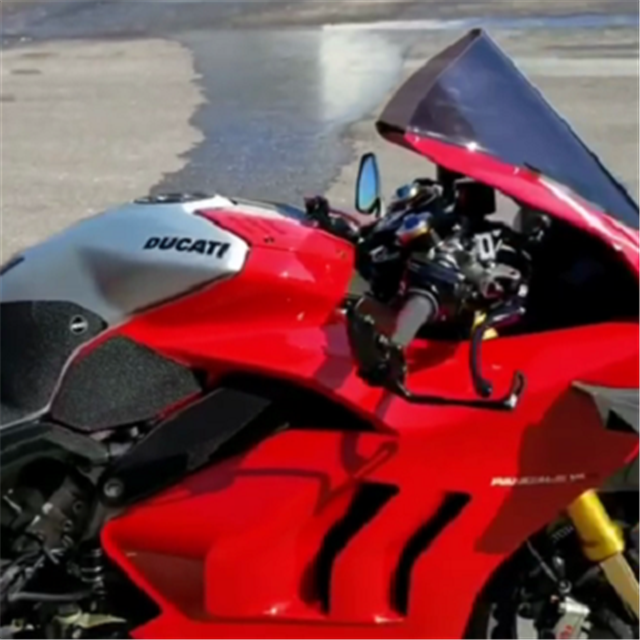 首台碳纤维轮毂的杜卡迪v4r车价6位数234马力27秒破百