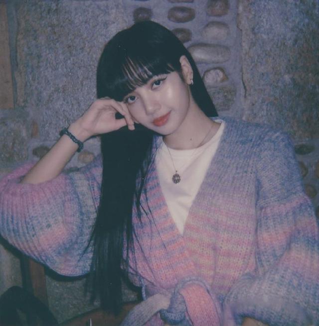 lisa晒私服照,穿灯笼袖渐变色针织衫,配黑色长发清纯甜美